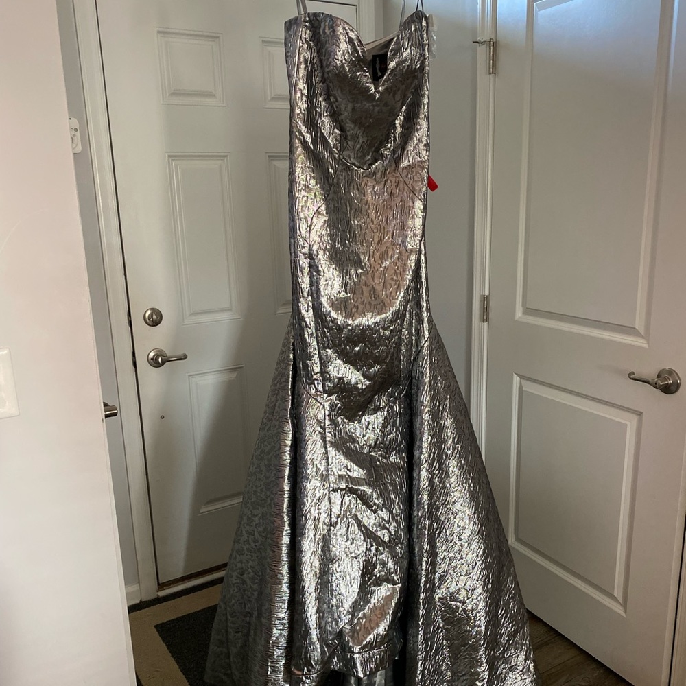 NWT - NEVER WORN MAC DUGGAL GOWN